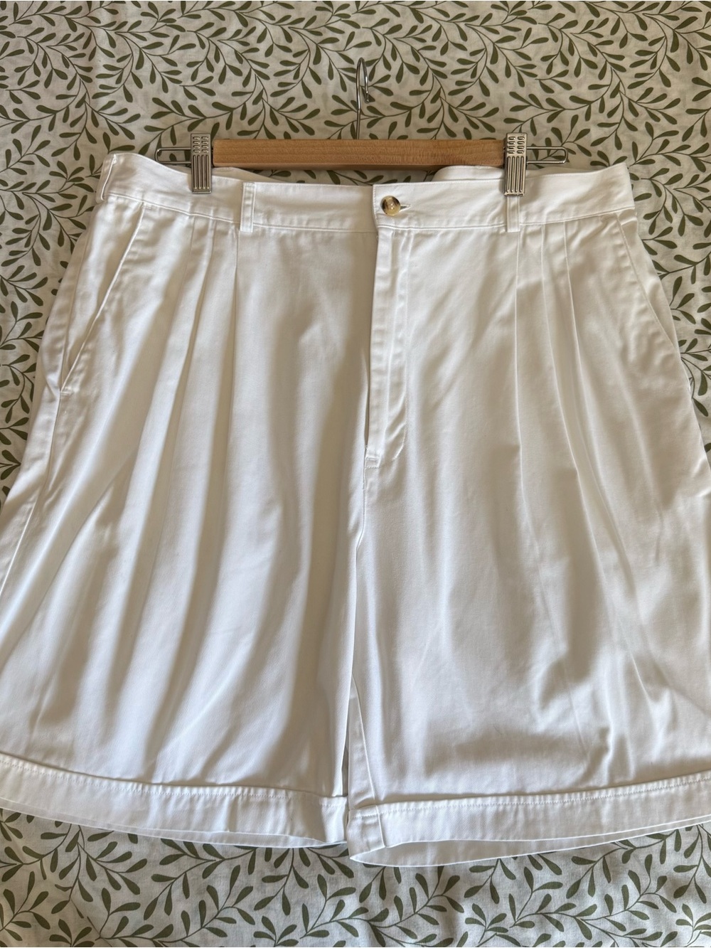 Vintage Men's White Flat Front Pleated Shorts